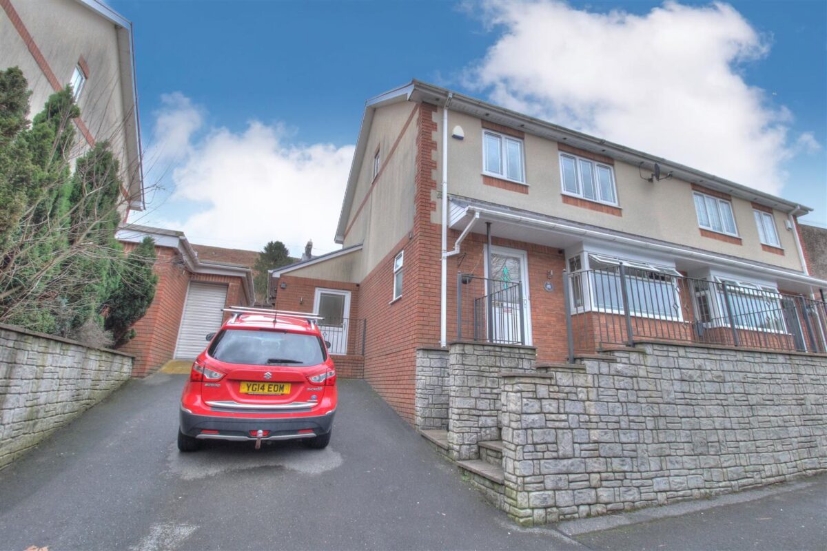 Glanaman Road, Cwmaman, Aberdare, CF44