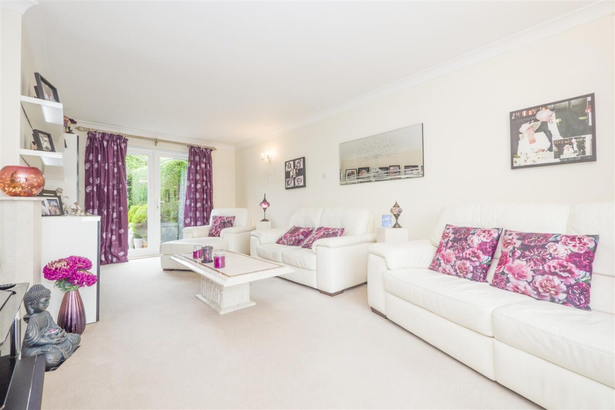 Hazledene Close, Barry