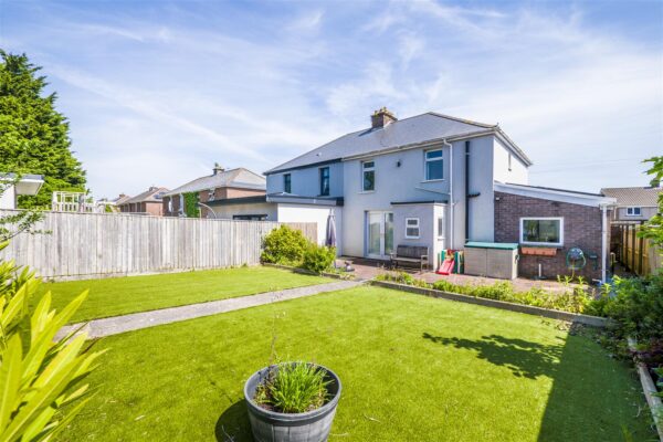Winston Road, Barry