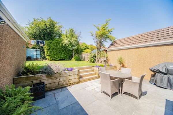 Hawthorn Road, Barry