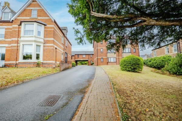 4 Park Road, Barry