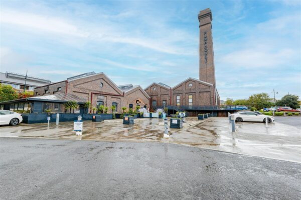 Hood Road, Barry